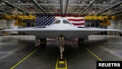 美國空軍研發的高新科技遠程戰略轟炸機B-21「突襲者」在加州亮相。。（2022年12月2日）