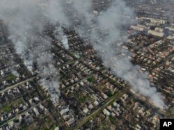 Asap mengepul setelah serangan Rusia di pinggiran Bakhmut, Ukraina, Selasa, 27 Desember 2022. (Foto: AP/Libkos)