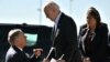El presidente de EEUU, Joe Biden, le da la mano al gobernador de Texas, Greg Abbott, después de que Abbott le entregó una carta que describe los problemas en la frontera sur a su llegada al Aeropuerto Internacional de El Paso, Texas, el 8 de enero de 2023.