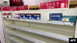 北京一家藥店治療退燒的藥物貨架清空。（2022年12月15日）