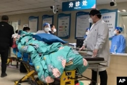 河北保定第二中心醫院急診室因已經滿員而無法收住的一名病患。（2022年12月21日）