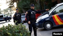 Seorang anggota polisi memberi isyarat di luar Kedutaan Ukraina setelah ledakan di gedung kedutaan yang melukai seorang karyawan, di Madrid, Spanyol 30 November 2022. (Foto: REUTERS/Juan Medina)