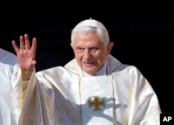 Paus Emeritus Benediktus XVI tiba di Lapangan Santo Petrus di Vatikan pada 19 Oktober 2014. (Foto: AP)