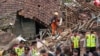 Tim SAR melakukan pencarian korban di sebuah desa yang dilanda tanah longsor akibat gempa di Cianjur, Jawa Barat, Kamis, 24 November 2022. (AP Photo/Tatan Syuflana)