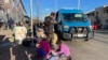 Niñas juegan en el campamento improvisado de migrantes irregulares en los alrededores de la iglesia Sagrado Corazón en El Paso, EEUU, el 7 de enero de 2023.
