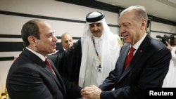 Presiden Turki Recep Tayyip Erdogan (kanan) berjabat tangan dengan Presiden Mesir Abdel Fattah el-Sisi dalam pertemuan pada Piala Dunia di Doha, Qatar 20 November 2022. 