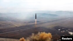 북한 조선중앙통신이 지난해 11월 공개한 대륙간탄도미사일(ICBM) 발사 장면 (자료사진)
