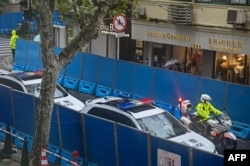 上海警察把守上海民众举行抗议活动的乌鲁木齐路。（2022年11月29日）