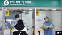 지난 3일 한국 인천공항에서 중국발 승객들의 신종 코로나바이러스 감염 검사를 하고 있다.