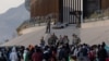 Miembros de la Guardia Nacional de Texas custodian a orillas del río Bravo, frontera entre EEUU y México, con el propósito de reforzar la seguridad fronteriza e inhibir el cruce de migrantes irregulares, visto desde Ciudad Juárez, México 20 de diciembre de 2022. 