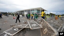 Pristalice bivšeg predsednika Bolsonara upale su u palatu Planalto - zvaničnu rezidenciju predsednika u Braziliji, 8. januara 2023.