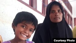 Pengungsi Rohingya Hatemon Nesa, 27, dan anaknya Umme Salima, 5, berada di Aceh pada 26 Desember 2022. Pihak berwenang mengevakuasi mereka setelah kapal yang mereka tumpangi mendarat di Aceh. (Foto: Courtesy)