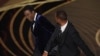 Will Smith, a la derecha, abofetea a Chris Rock durante la ceremonia de los premios Oscar, en Los Ángeles, el 27 de marzo de 2022. 