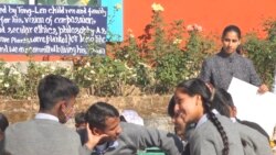 གཏོང་ལེན་སློབ་གྲྭའི་སློབ་ཕྲུག་བསླབ་པ་ཐར་སོན་ཁག་ཅིག་གིས་སྤྱི་ཚོགས་ཀྱི་ཕན་བདེ་སྒྲུབ་བཞིན་པ།
