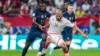 Jwe Tinizyen Aissa Laidouni (a dwat) ak Franse Dayot Upamecano pandan mwatch Gwoup D a nan Mondyal Foutbol Qatar la, 30 Nov. 2022. 