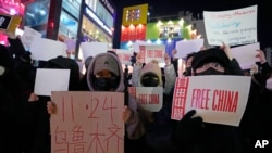 2022年11月30日，示威者在南韓首爾舉行聲援集會，譴責中國政府繼續推行清零政策。（美聯社照片）
