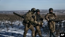 資料照片： 烏克蘭士兵在登涅茨克附近的索萊達爾前沿地帶守衛陣地。(2023年1月11日)