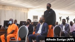Arguido Ndambi Guebuza, filho do antigo Presidente da República, Armando Guebuza, de pé para a leitura da sentença do Caso Dívidas Ocultas, em que está envolvido. Maputo, Moçambique, 7 Dez., 2022