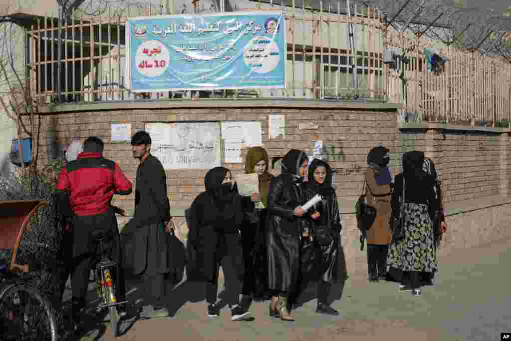طالبان به تاریخ ۲۱ دسمبر مانع حضور دانشجویان دختر در دانشگاه‌ها شدند و گفتند آموزش زنان تا امر ثانی متوقف شده است.