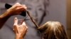 Penata rambut Belgia di salon rambut L'Atelier Chedly Boussigua, di Brussel, Belgia, memotong rambut pelanggan, yang akan dikumpulkan oleh asosiasi Dung Dung yang mengubah rambut menjadi ubin untuk menyerap zat kimia pencemar dalam air, 4 November 2022. REUTERS/Yves Herman