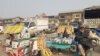 Penjual buah menunggu pelanggan di Srinagar mandi di Parimpora, barat laut Kota Srinagar, enam enam kilometer dari Lal Chowk Srinagar.