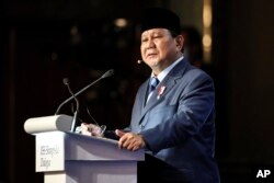 Menteri Pertahanan Indonesia Prabowo Subianto berbicara pada sesi pleno selama Dialog Shangri-la Institut Internasional untuk Studi Strategis ke-19, di Singapura, 11 Juni 2022.