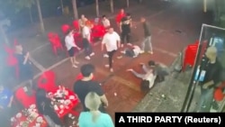 中國唐山燒烤店一群男子暴力圍毆幾名女子的視頻截圖。（2022年6月10日）
