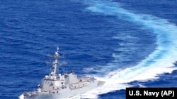 美國海軍伯克級導彈驅逐艦“桑普森”號穿越台灣海峽。 （2022年1月25日）