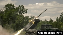 乌克兰部队使用美国提供的海马斯多管火箭系统（MLRS）向俄罗斯军队进行攻击。（资料照）