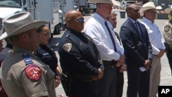 Kepala Polisi Sekolah Uvalde Pete Arredondo, ketiga dari kiri, berdiri saat konferensi pers di luar sekolah dasar Robb di Uvalde, Texas, pada 26 Mei 2022. (Foto: AP)