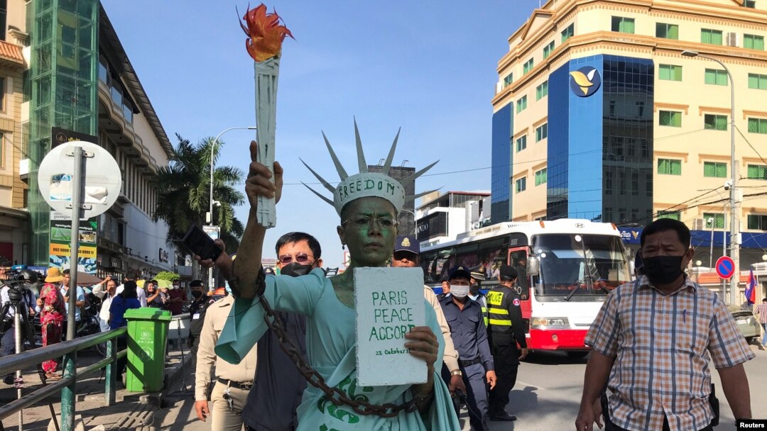 Cambodian-U.S. lawyer Theary Seng dressed up as a chained Statue of Liberty, arrives for her treason verdict at Phnom Penh Municipal Court, in Phnom Penh, Cambodia, June 14, 2022. 
