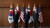 Utusan Khusus AS, Sung Kim, bertemu dengan utusan dari Korea Selatan dan Jepang, Kim Gunn dan Funakoshi Takehiro di Kementerian Luar Negeri di Seoul, Korea Selatan, 3 Juni 2022. (Foto: REUTERS/Kim Hong Ji)