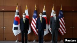 Utusan Khusus AS, Sung Kim, bertemu dengan utusan dari Korea Selatan dan Jepang, Kim Gunn dan Funakoshi Takehiro di Kementerian Luar Negeri di Seoul, Korea Selatan, 3 Juni 2022. (Foto: REUTERS/Kim Hong Ji)