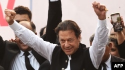 عمران خان، صدراعظم پیشین پاکستان، پس از آن در ماه اپریل از کرسی صدارت کنار رفت که پارلمان آن کشور به وی رای عدم اعتماد داد