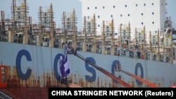 在中國山東省威海市的一個船廠，工人在一艘正在建造的中國遠洋運輸公司（COSCO）的船上工作（2019年5月16日）。