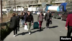 Russians cross border to Georgia after Putin's mobilization order. (Screenshot of Reuters' video)