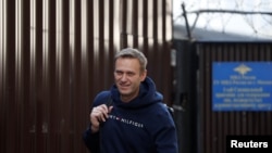 Ruski opozicioni lider Aleksej Navalni izlazi iz zatvora nakon što je odslužio kaznu od 30 dana zbog pozivanja na neodobrene proteste u Moskvi, Rusija, 23. avgusta 2019.