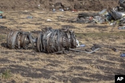 Bagian-bagian pesawat berserakan di tanah di lokasi jatuhnya pesawat Ethiopian Airlines dekat Bishoftu, atau Debre Zeit, sebelah selatan Addis Ababa, Ethiopia, 11 Maret 2019.