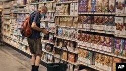 Seorang pria tampak berbelanja di sebuah supermarket di New York, pada 27 Juli 2022. Pertumbuhan ekonomi AS kembali menyusut pada periode April hingga Juni, penurunan kedua berturut-turut dalam tahun ini. (Foto: AP/Andres Kudacki)