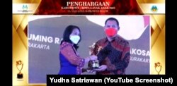 Menteri Pemberdayaan Perempuan dan Perlindungan Anak (PPPA) Bintang Dharmawati ( kiri ) menyerahkan peghargaan Kota Layak Anak Kategori Utama pada Pemkot Solo yang diterima Wakil Wali Kota Solo, Teguh Prakosa (kanan), Jumat, 23 Juli 2022. (Foto: Youtube Kemen PPPA/tangkapan layar)