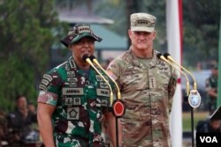 Panglima TNI Jenderal Andhika (kiri) dan US Army Pacific Command General Flynn berharap Super Garuda Shield 2022 jadi ajang memperkuat kerjasama antar negara peserta. (VOA/Indra Yoga)