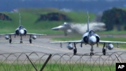 Jet tempur Angkatan Udara Taiwan di landasan pacu di pangkalan udara di Hsinchu, Taiwan, Jumat, 5 Agustus 2022. (Foto: AP)