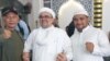 Mantan pemimpin kelompok Front pembela Islam (FPI) Rizieq Shihab (tengah) berpose bersama dengan tokoh pentolan FPI lainnya Novel Bamukmin (kanan) di kediamannya di Jakarta, sesaat setelah dibebaskan pada 20 Juli 2022. (Foto: Courtesy of Novel Bamukmin)