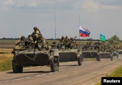 Konvoi pasukan Rusia yang menggunakan kendaraan berlapis baja di bagian wilayah Zaporizhzhia yang dikuasai Rusia, Ukraina, 23 Juli 2022. (Foto: Reuters)