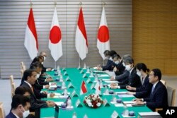 Presiden Joko Widodo (ketiga kiri), dan Perdana Menteri Jepang Fumio Kishida (kanan), bertemu di kediaman resmi perdana menteri di Tokyo, Rabu, 27 Juli 2022. (Kiyoshi Ota/Pool Photo via AP)