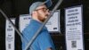 Seorang pria antre vaksin Monkeypox di lokasi vaksinasi massal baru, Bushwick Education Campus di Brooklyn, New York, 17 Juli 2022. (Kena Betancur / AFP)