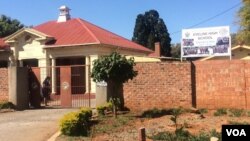 Ababalisi esikolo seEveline High School koBulawayo bebesebenzi ngoLwesithathu. (VOA)
