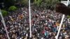 Ribuan demonstran anti-pemerintah menyerbu ke kantor Perdana Menteri Sri Lanka Ranil Wickremesinghe Rabu 13 Juli, beberapa jam setelah ia ditunjuk sebagai penjabat presiden di Kolombo (foto: dok). 