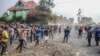 Para demonstran bentrok dengan polisi selama aksi protes terhadap pasukan penjaga perdamaian PBB (MONUSCO) di Republik Demokratik Kongo, di kota Sake, sekitar 24 kilometer sebelah barat Goma, Rabu 27 Juli 2022.