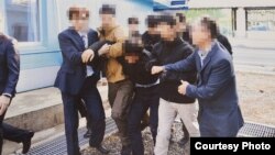 한국 통일부는 지난 2019년 11월 판문점에서 탈북어민 2명을 북한으로 송환하던 당시 촬영한 사진을 12일 공개했다. 사진 = 통일부.